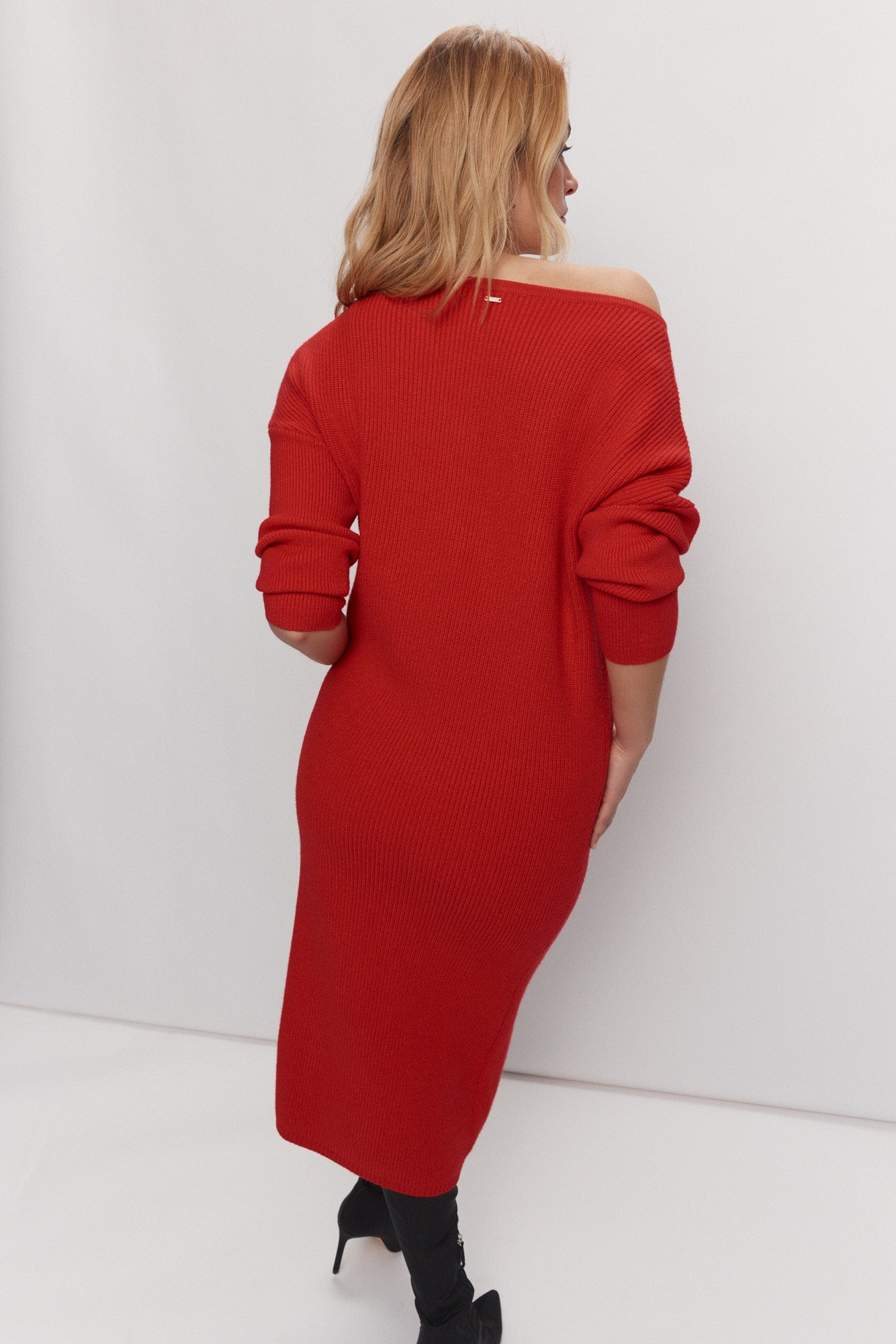 Long red knit dress with boat neckline | Jua