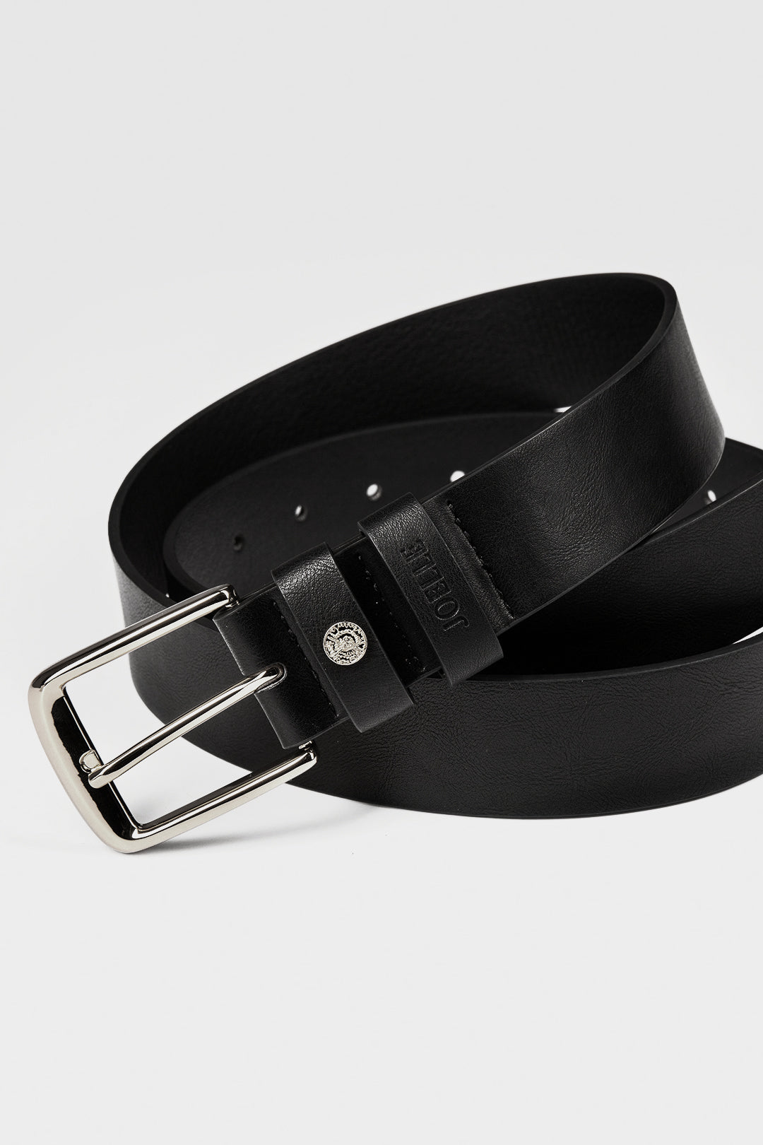 Black belt with silver buckle | Adrien