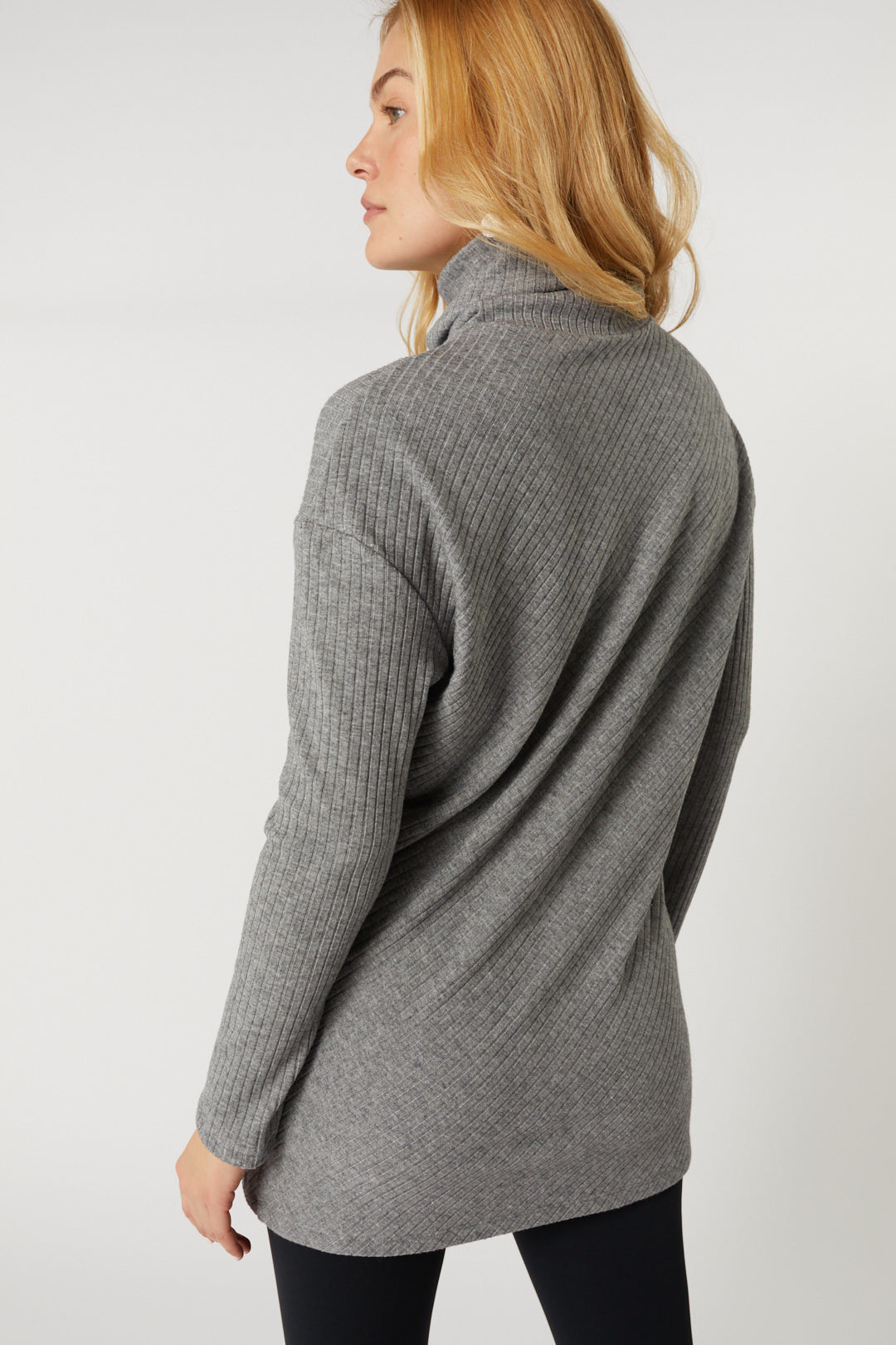 Gray turtleneck sweater | Beatrice